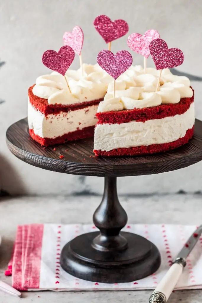 Cheesecakes de San Valentín con Cheesecake de terciopelo rojo en rodajas hecho en casa