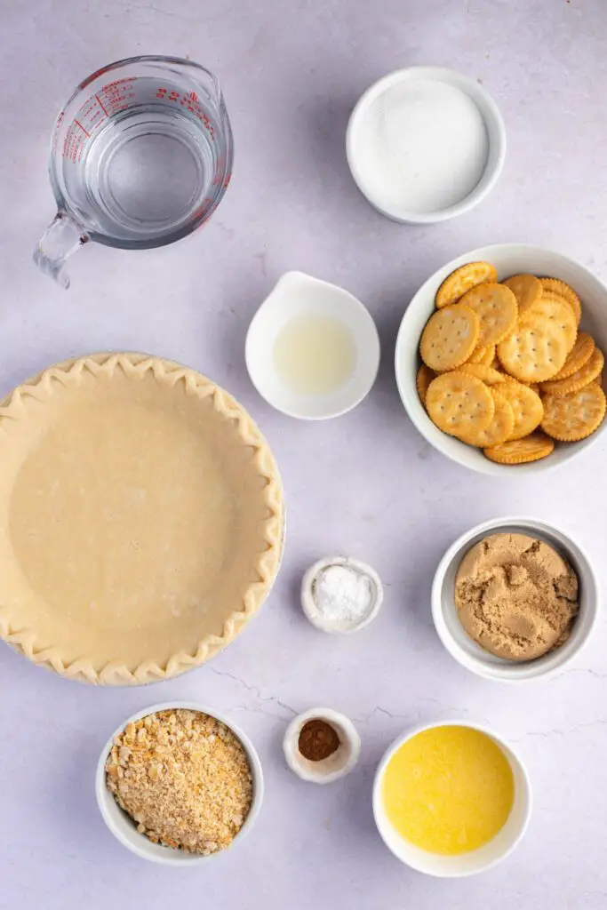 Mock Apple Pie Ingrediënten: suiker, ronde koekjes, citroensap. kaneel en boter