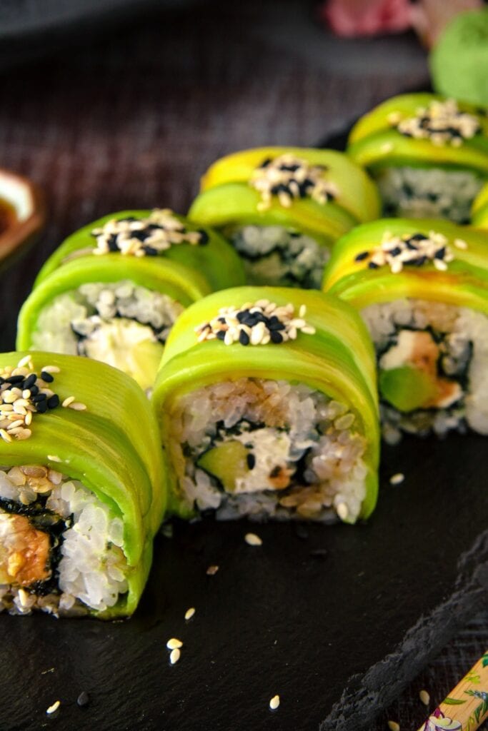 Rollos de sushi de aguacate vegano