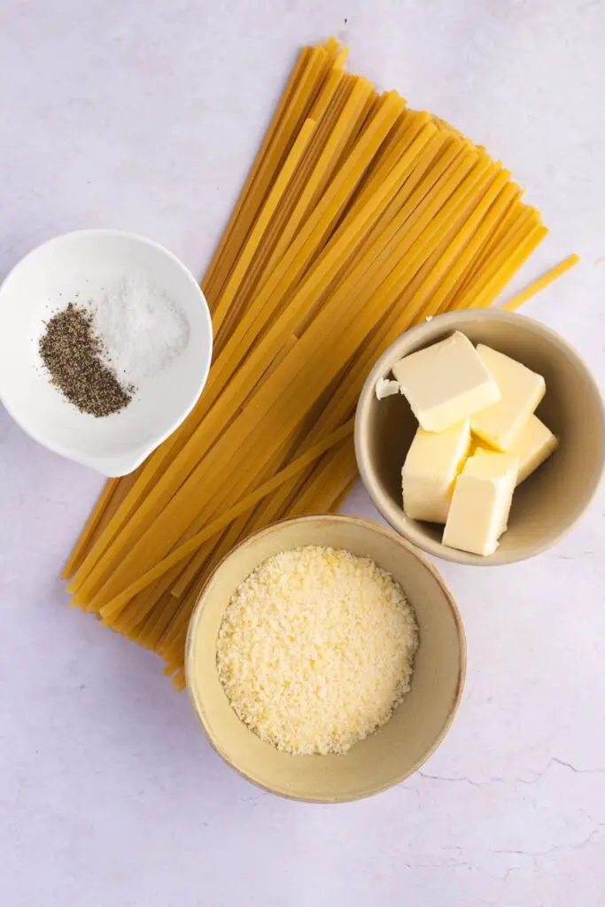 Ingredientes de fideos con mantequilla: fideos fettucine, mantequilla, queso parmesano rallado, sal y pimienta