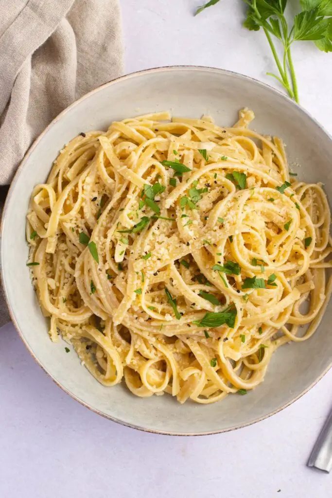 Fideos con mantequilla caseros con mantequilla y queso parmesano