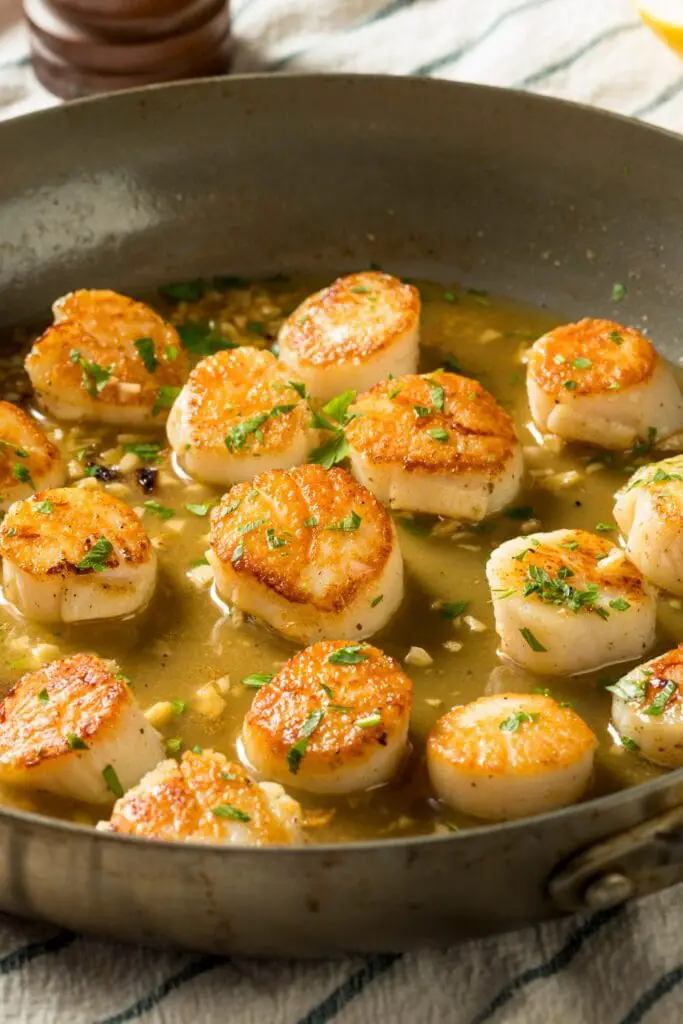 Grilled scallops with garlic and broth