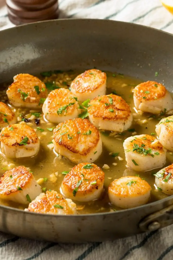 შემწვარი scallops ნიორი და ბულიონი