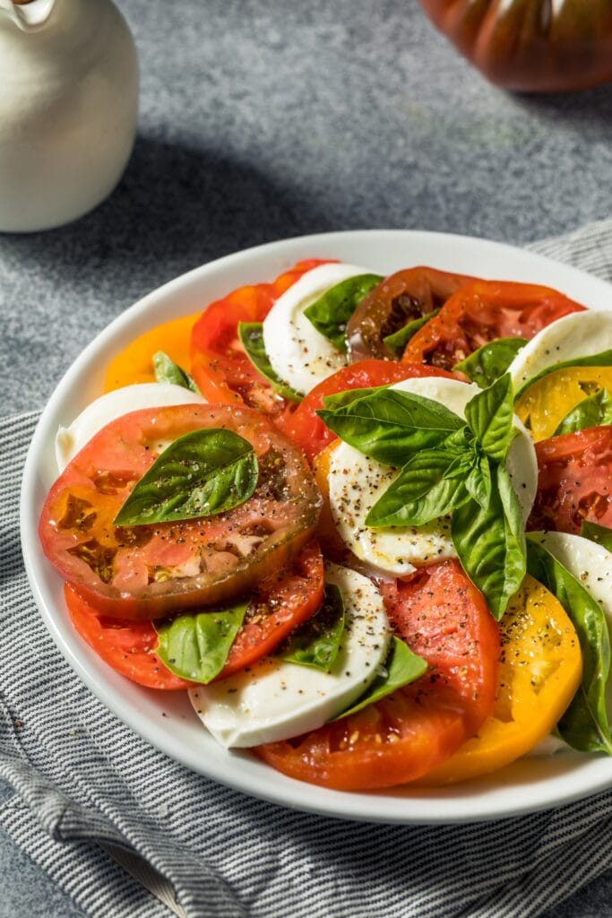 Terveellinen perinnöllinen tomaatti caprese-salaatti