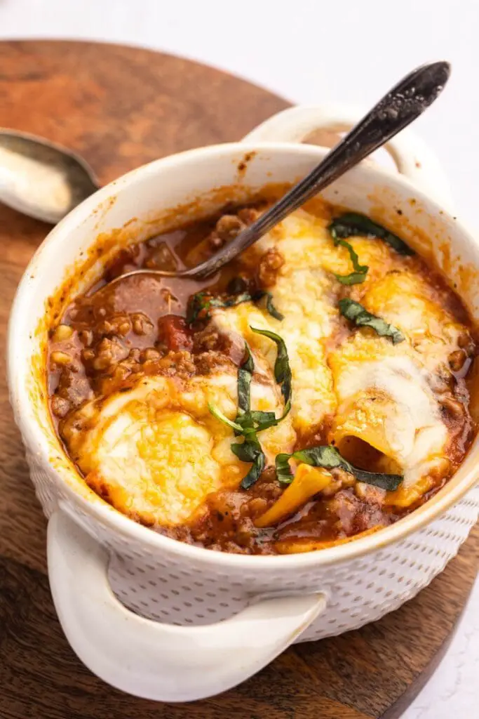 Zuppa di lasagne Crockpot fatta in casa con cipolle, aglio, pomodori e basilico