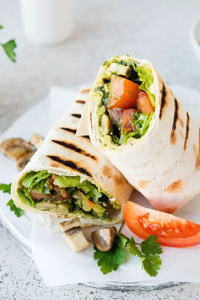 Wraps de burrito com cogumelos e legumes