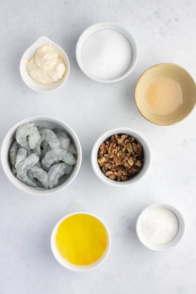 Ingredientes de camarones con nueces y miel: camarones, harina de mochiko, claras de huevo, aceite vegetal, mayonesa, miel, nueces y azúcar