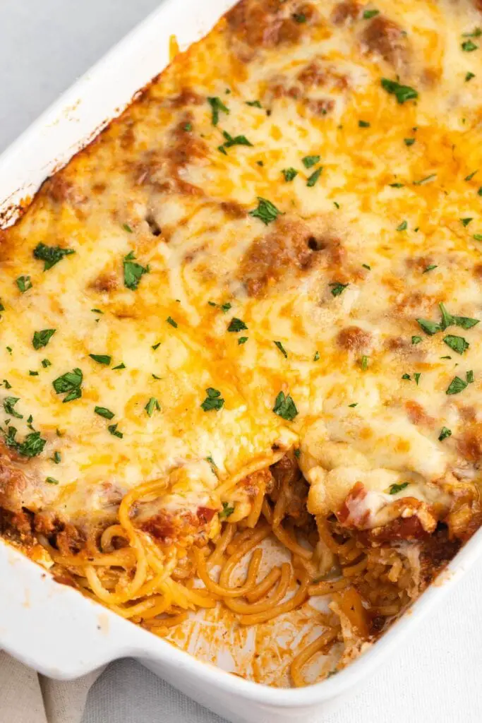 Spaghetti maison d'un million de dollars avec du fromage et des herbes