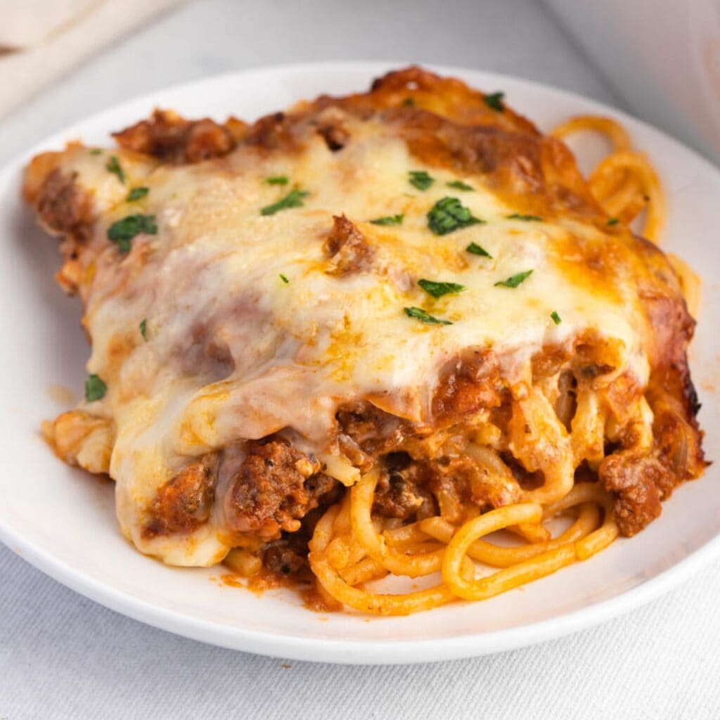 Miljoonan dollarin kotitekoinen spagetti jauhelihalla ja juustolla