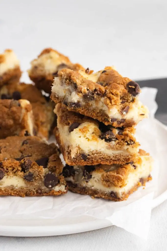 Barras de pastel de queso con chispas de chocolate apiladas