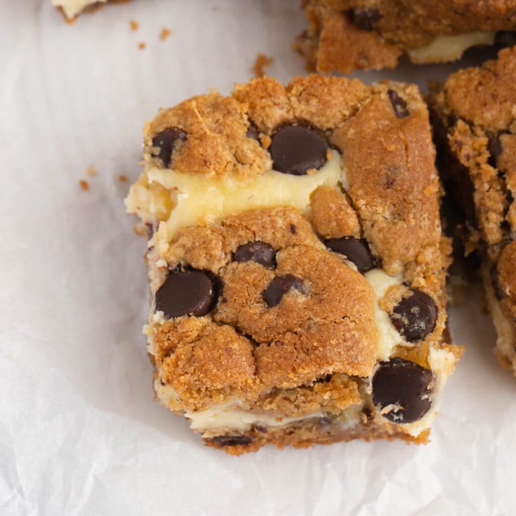 Barras de pastel de queso con chispas de chocolate dulces y masticables