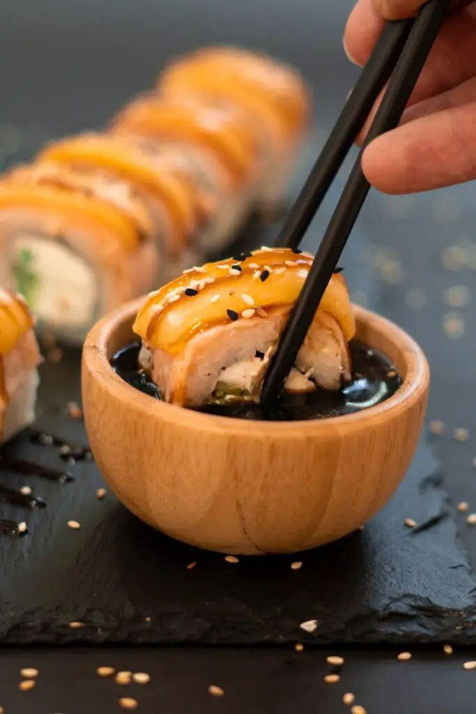 Rollo de Sushi con Queso Crema y Salmón en Salsa para Acompañar