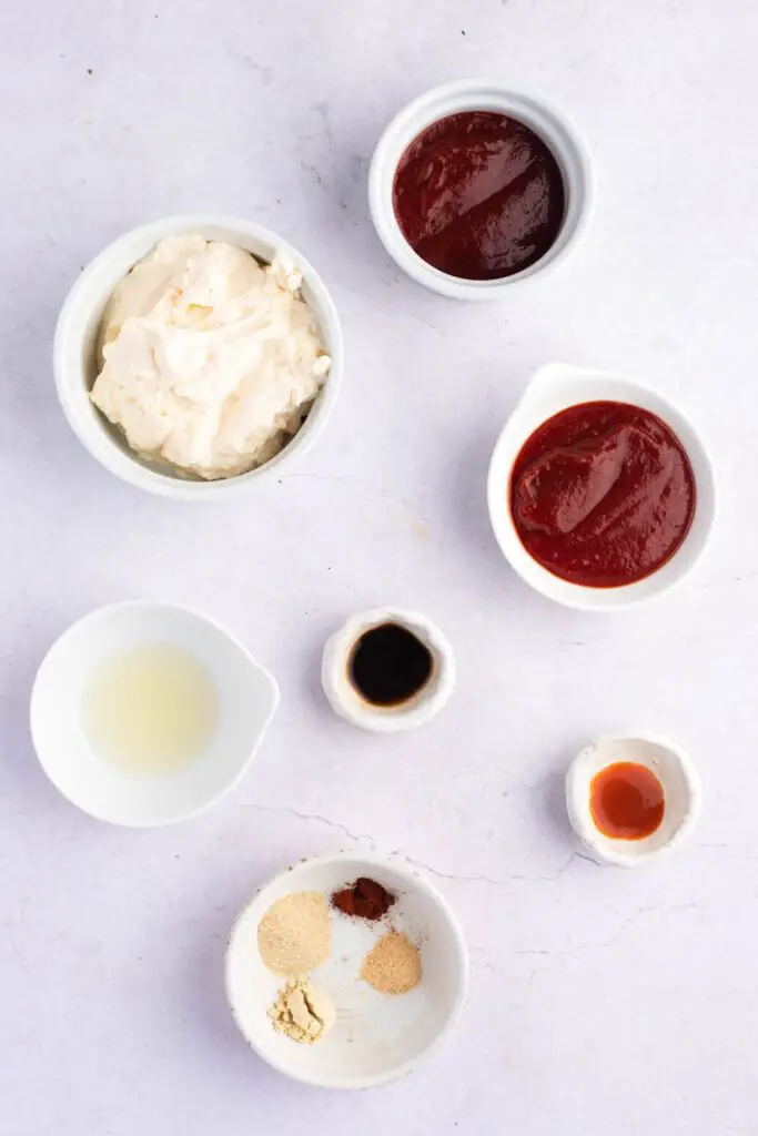 Melzeme: mayonez, ketchup, sosa germ, ava lîmonê ya teze, sosê Worcestershire, toza xerdelê hişk û çêjên