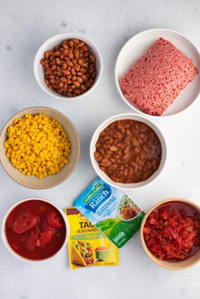 Ingrediencie na taco polievku: mleté ​​hovädzie mäso, fazuľa, kukurica, paradajky, chilli a taco korenie