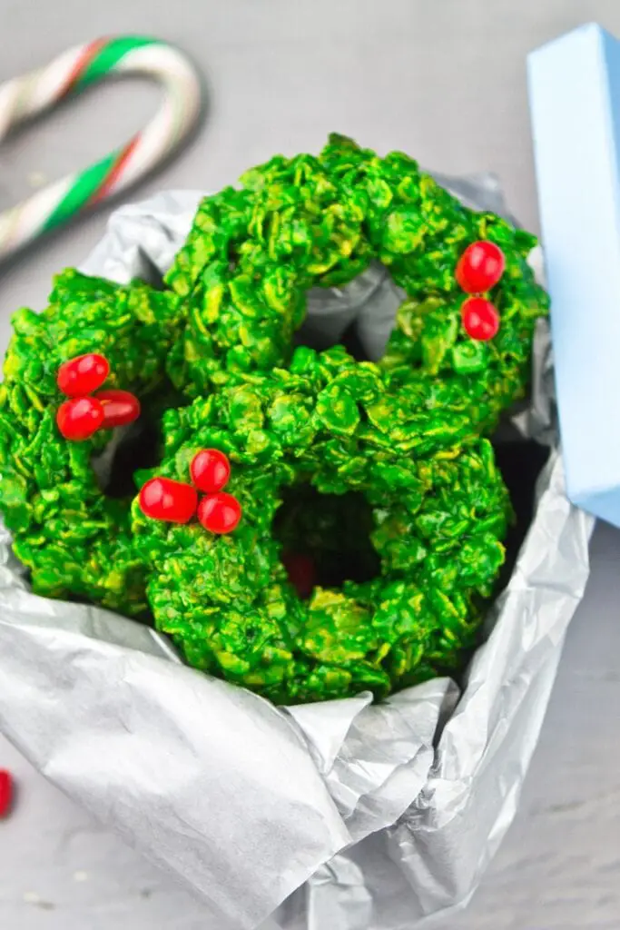 Galletas de corona de Navidad caseras sin hornear