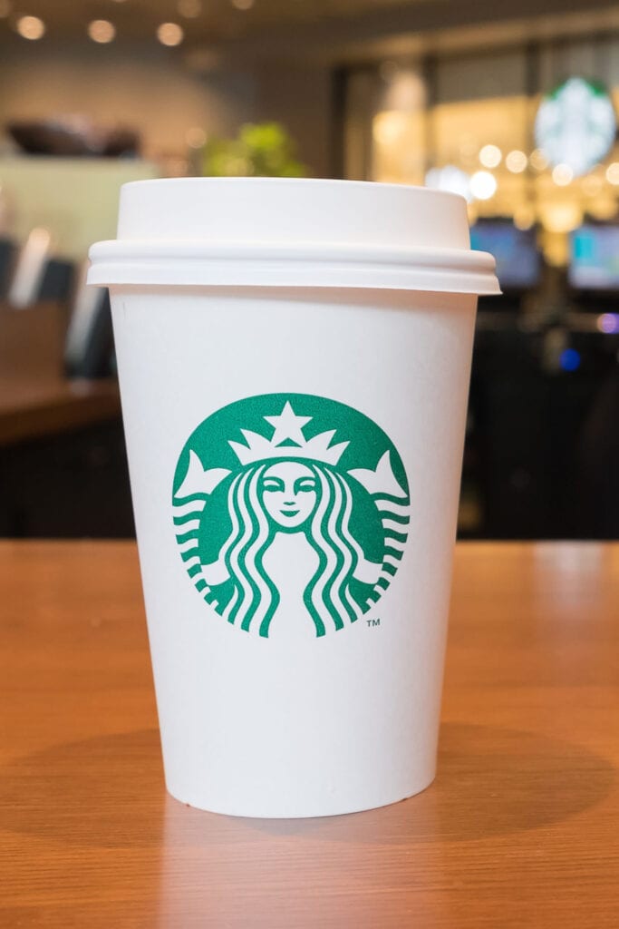 Starbucks Flat White Coffee en una taza