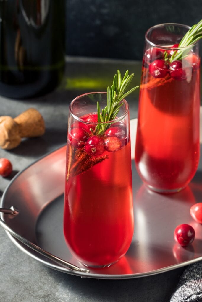 Cocktail oidhche Nollaige sgoinneil le cranberries agus Prosecco