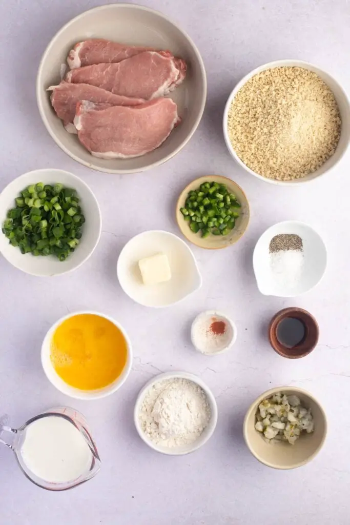 Ingredientes de la chuleta de cerdo: carne de cerdo, pan rallado, harina, huevo, aceite vegetal, sal y pimienta