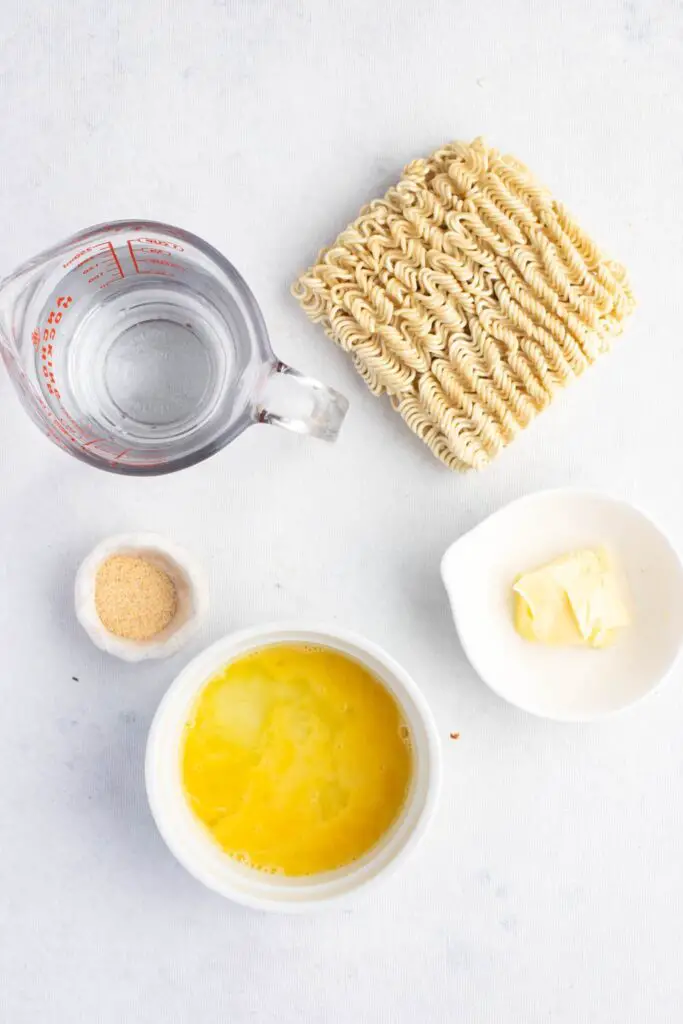 Ingredientes de fideos ramen: ramen, agua, mantequilla, ajo en polvo, huevo y sazonador de bagel