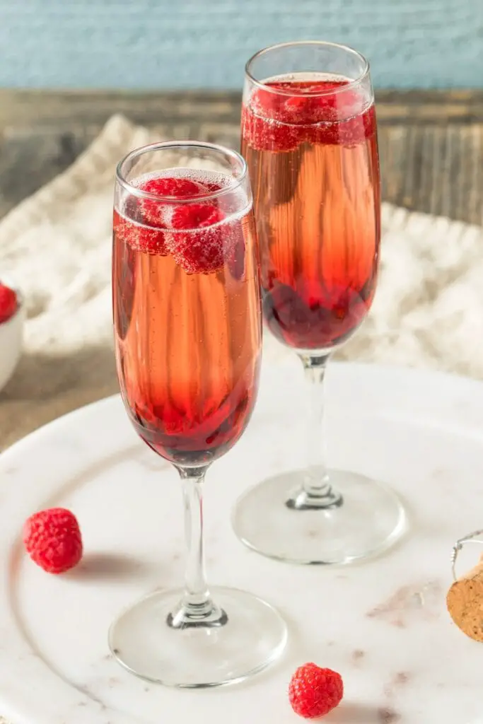 Kirk Royale alcohólico con champán y frambuesas