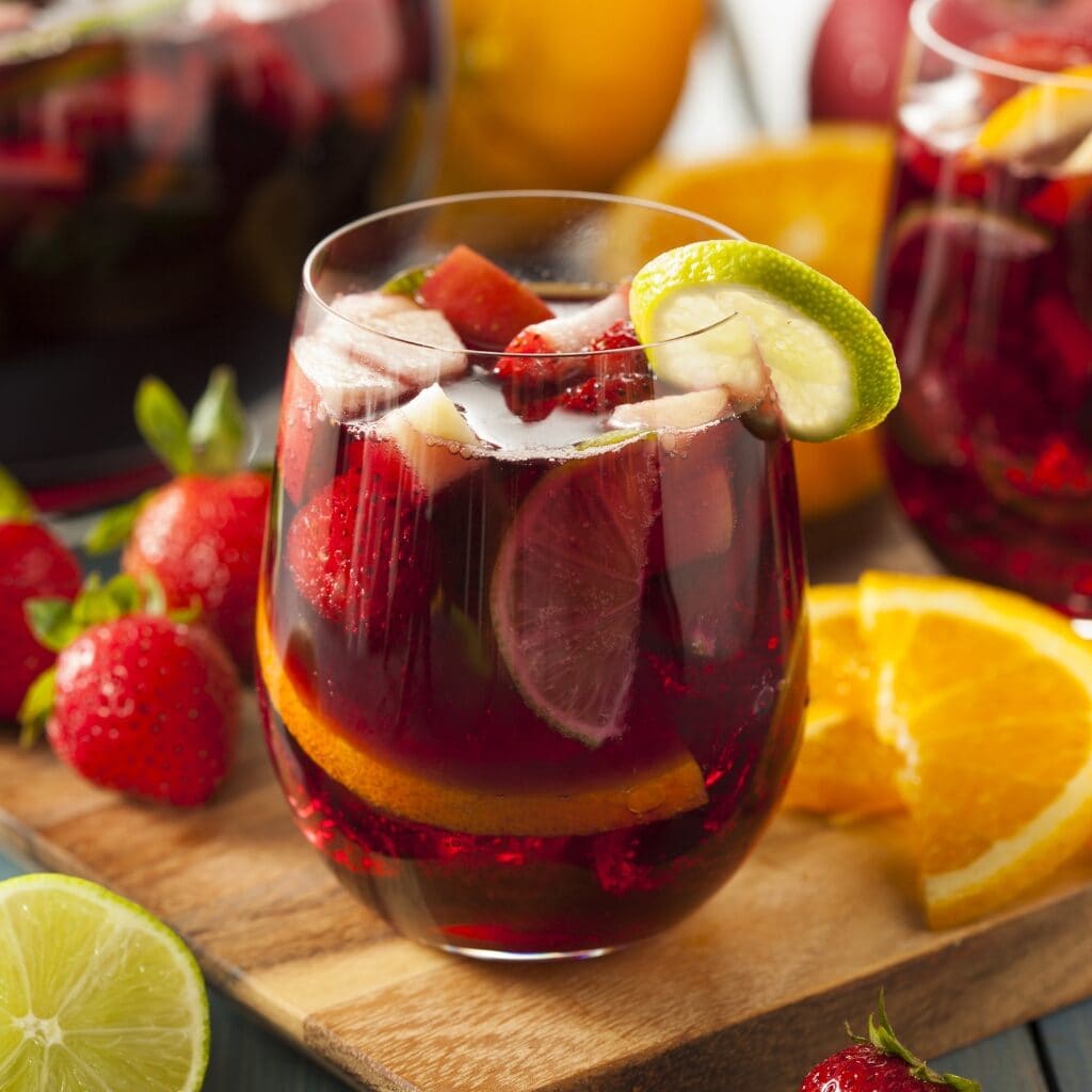 Sangría roja casera con naranja y manzanas