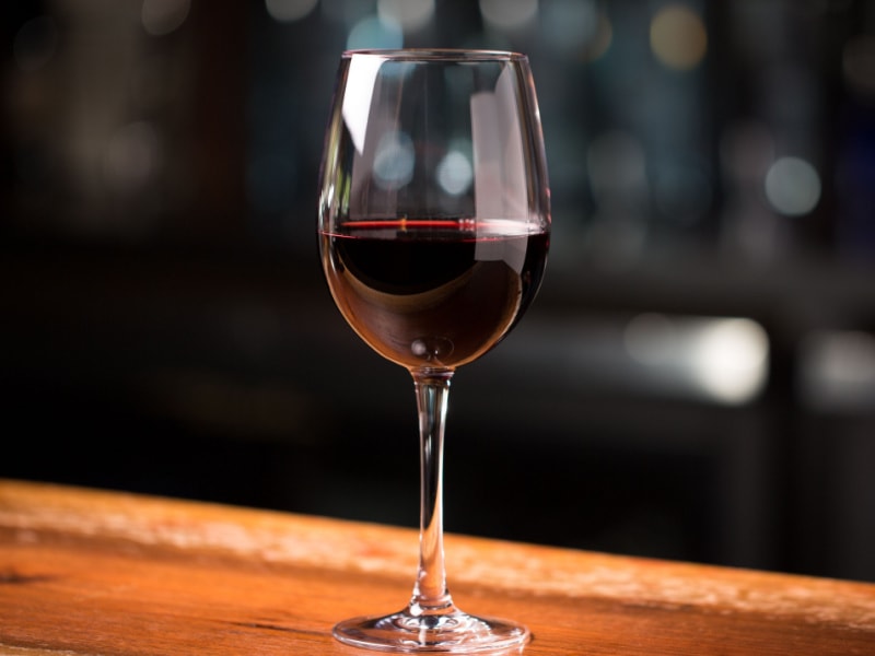 Una copa de vino de Garnacha en una mesa de madera