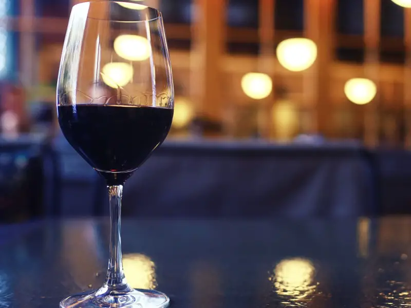 Una copa de Pinot Noir en una mesa