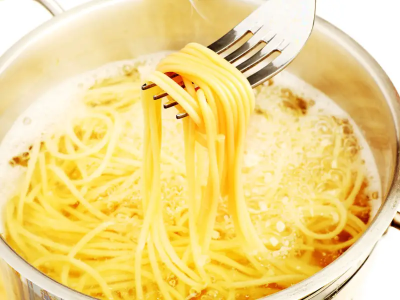 पास्ता नूडल्स उबलते पानी में पकाया जाता है