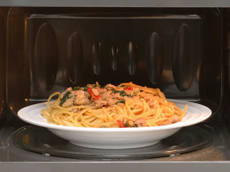 माइक्रोवेव में गरम किया हुआ पास्ता