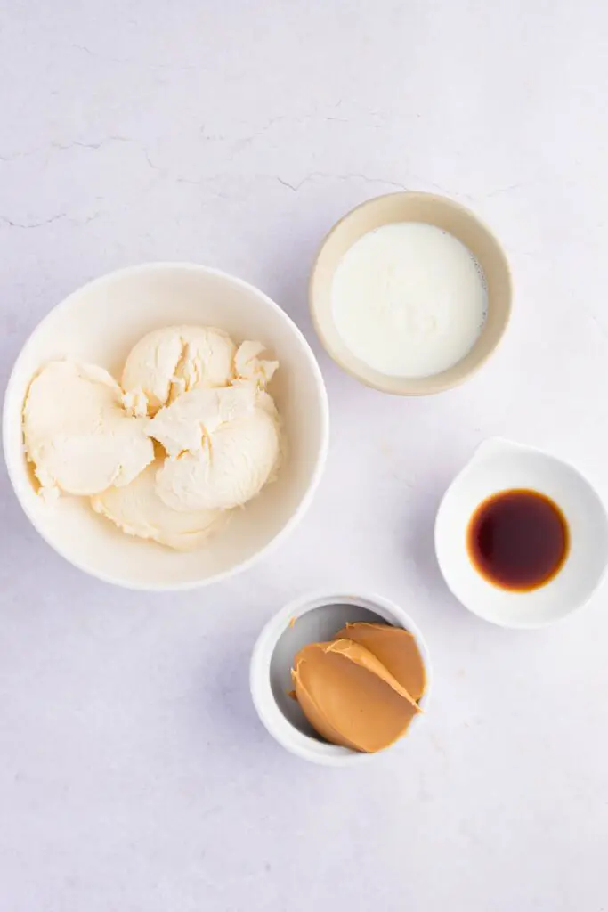 Ingredientes del batido de mantequilla de maní: helado de vainilla, leche, mantequilla de maní y extracto de vainilla