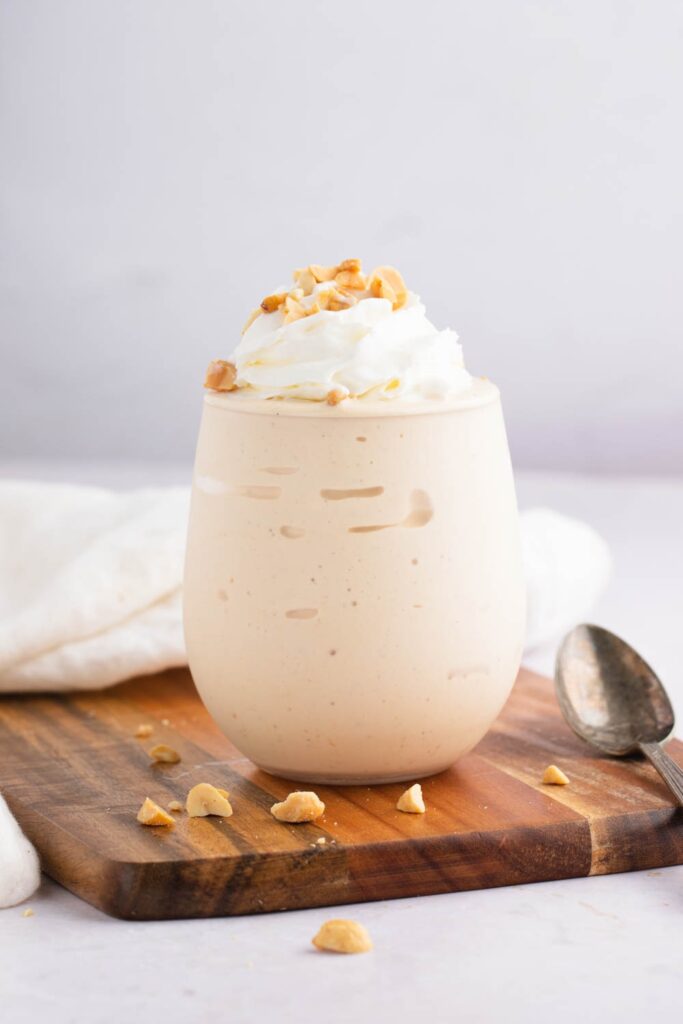 Batido de mantequilla de maní casero dulce con nueces