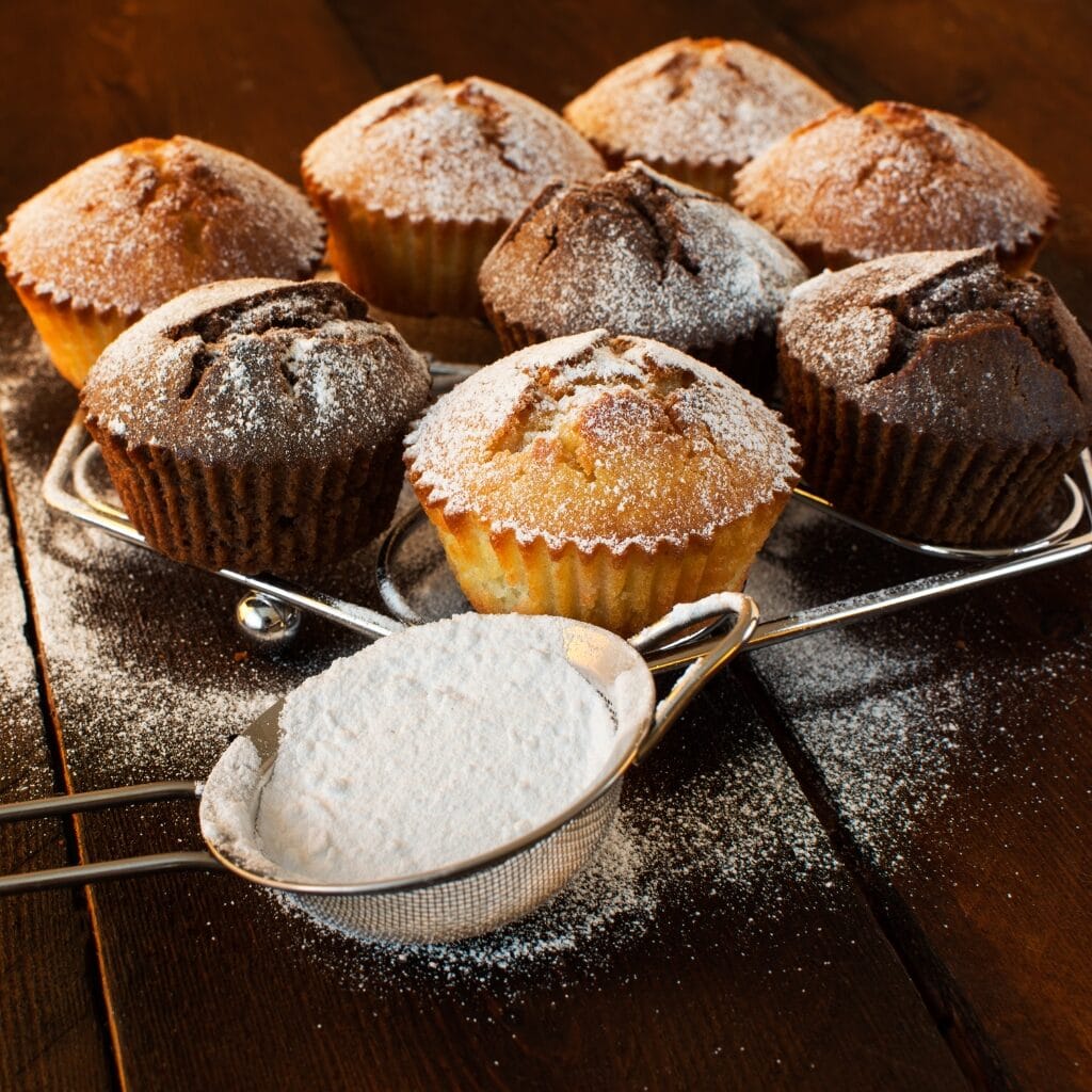 Vanilkové a čokoládové muffiny s práškovým cukrom