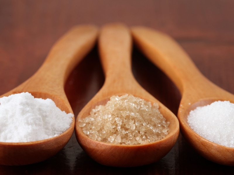 Diferentes tipos de azúcar en una cuchara de madera