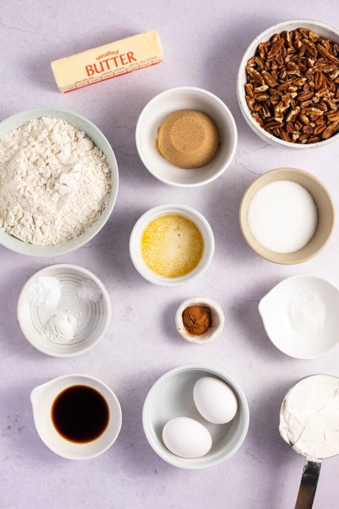 کرسمس کافی کیک کے اجزاء: اخروٹ، سفید چینی، ہلکی براؤن شوگر، مکھن، دار چینی، نمک، میدہ، انڈا، کھٹی کریم، اور ونیلا ایکسٹریکٹ