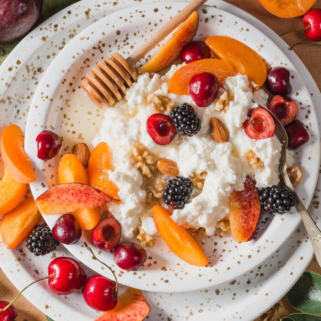Queso Ricotta con Frutas de Hueso Incluyendo Durazno, Moras y Cerezas