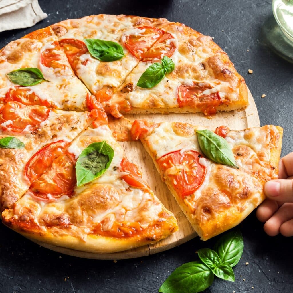 Pizza casera con queso Margherita con tomates