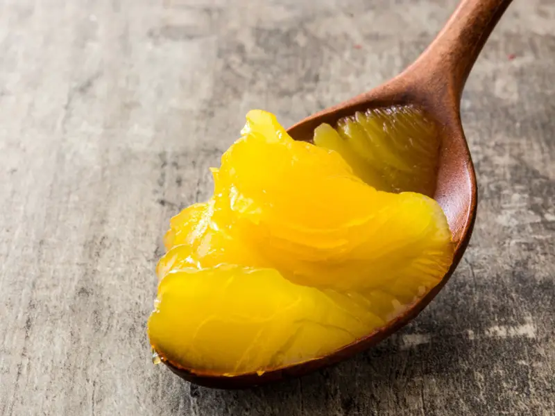 Ghee en una cuchara de madera