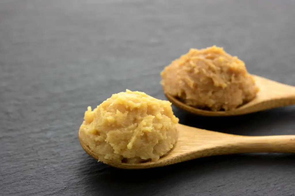 miso en una cuchara de madera