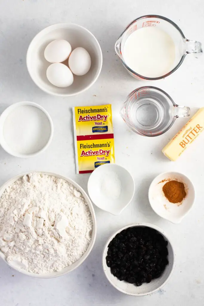 Ingredientes del pan de pasas y canela: leche, agua tibia, levadura, huevos, azúcar blanca, sal, mantequilla, pasas y canela