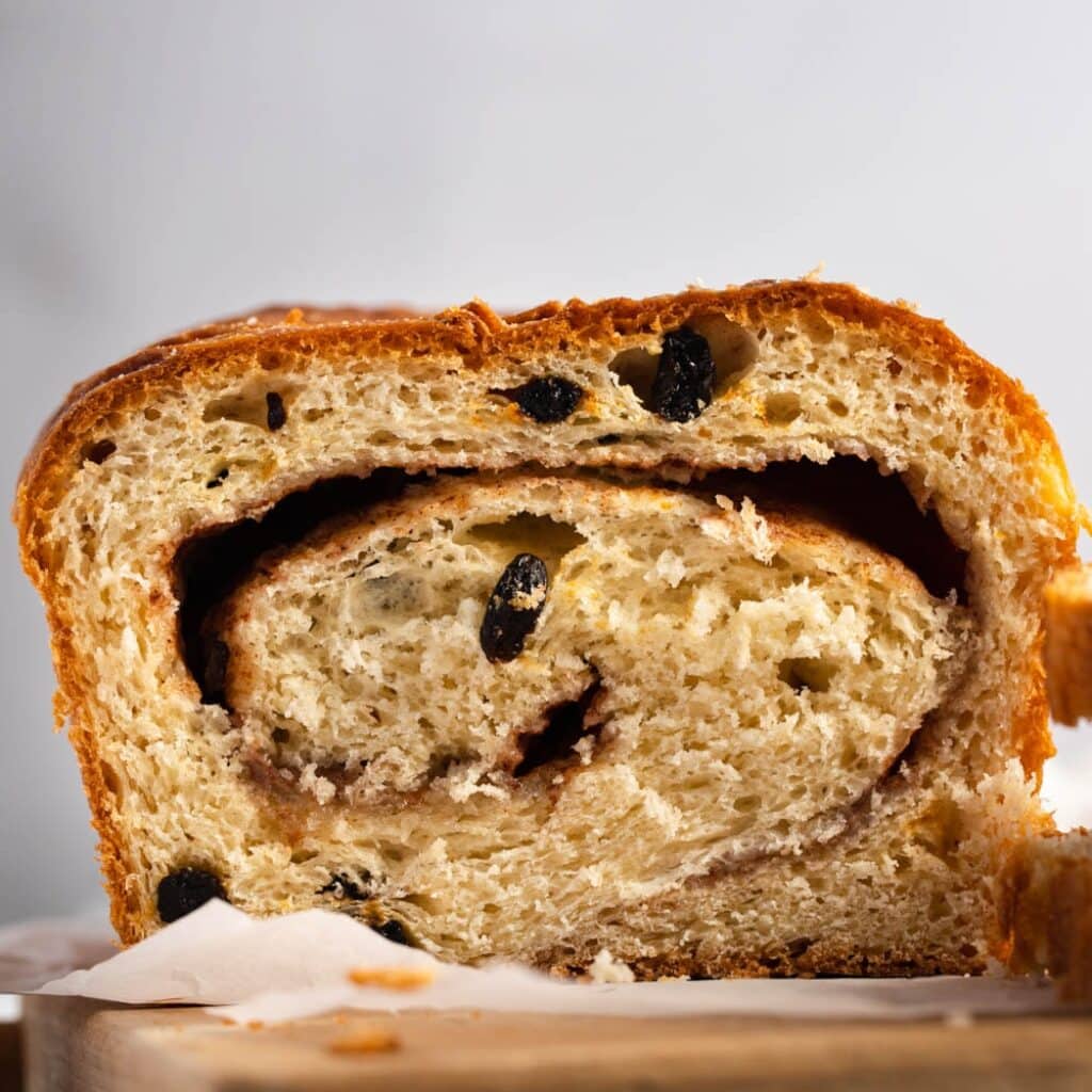 Pan de pasas con canela en rodajas