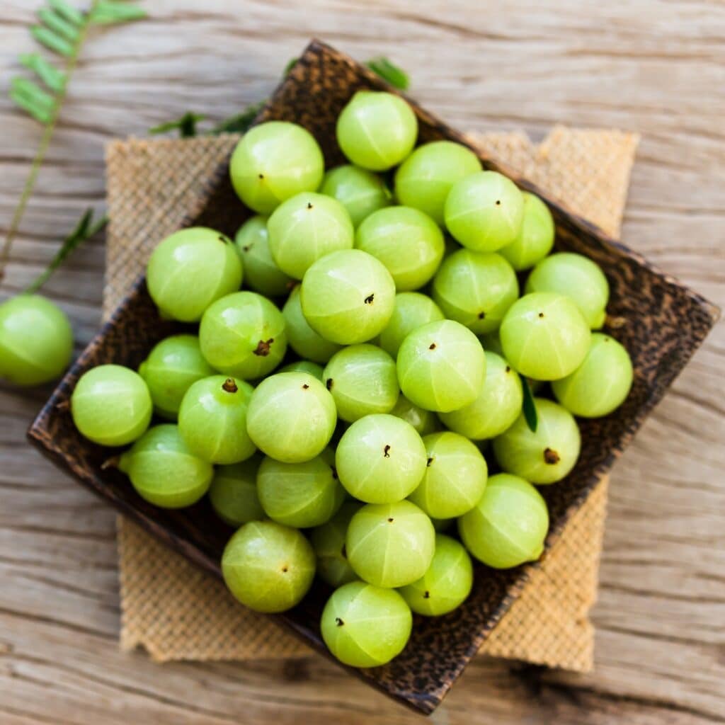 Grosellas verdes orgánicas frescas