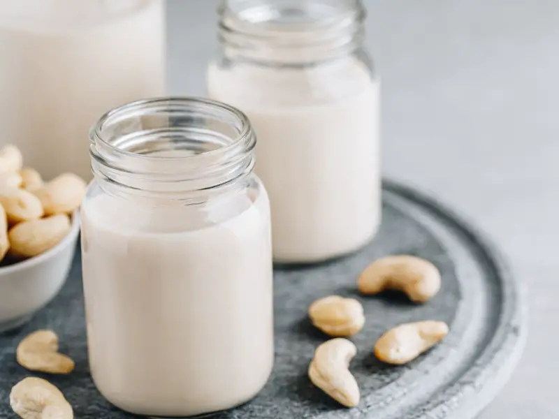Leche de anacardo en tarros de cristal