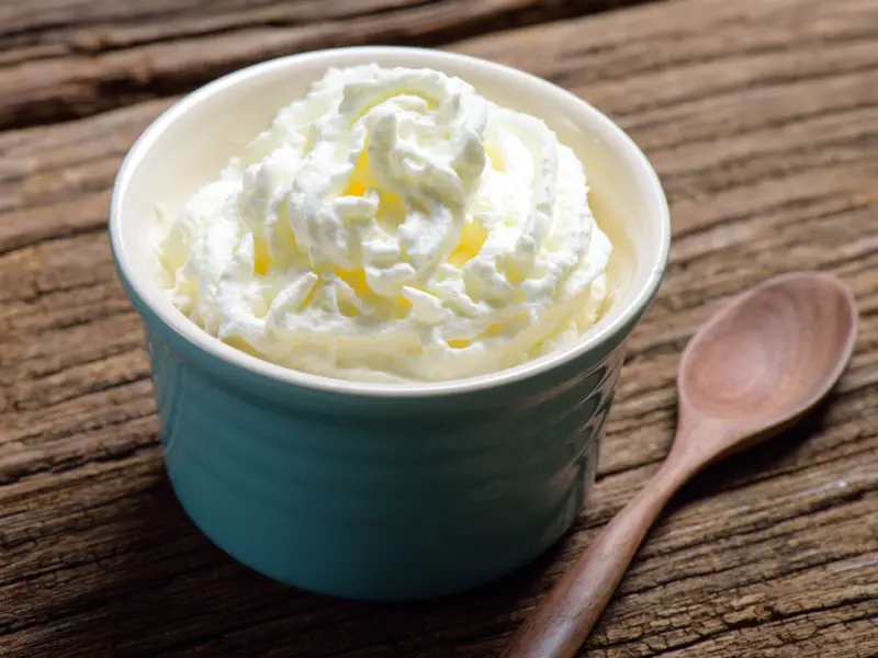 Crema espesa en un tazón