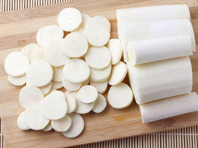 Rodajas de palmito sobre una tabla de cortar de madera