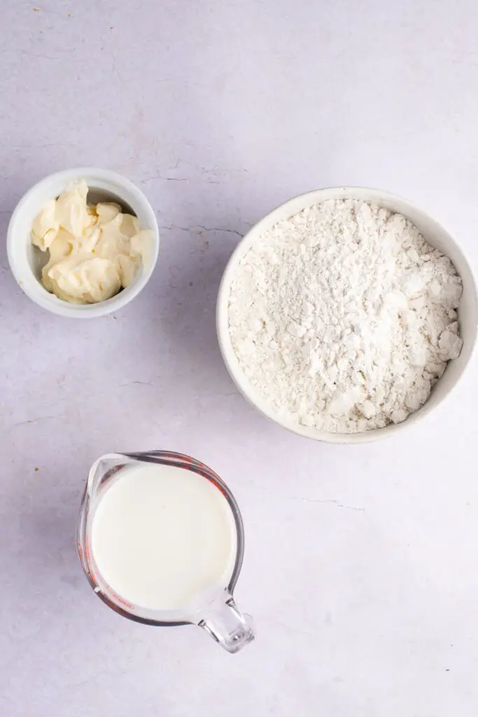 Ingredientes de la galleta de mayonesa: mayonesa, harina leudante y leche entera
