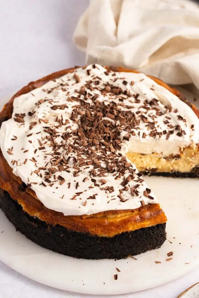 Baileys Cheesecake ပါဝင်ပစ္စည်းများ- Toasted Pecans၊ Oreo Cookies၊ သကြား၊ ထောပတ်၊ Cream Cheese၊ Bailey's၊ Vanilla၊ Chocolate Chips၊ Coffee Powder နှင့် Toffee Bits
