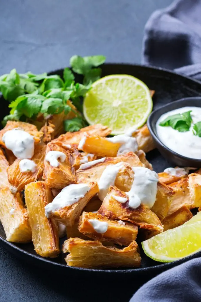 Yuca frita con salsa de lima y cilantro