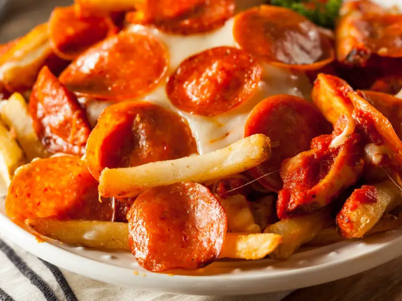 Queso pepperoni y papas fritas en placa