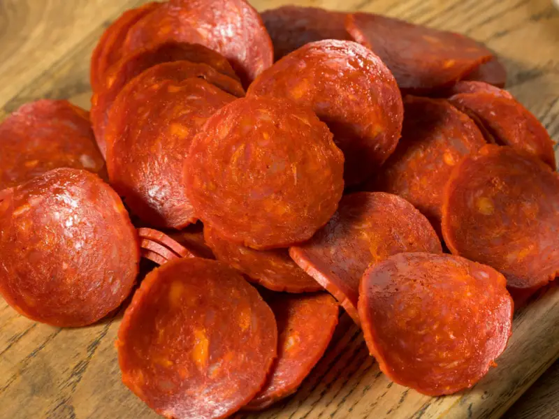 Rodajas de pepperoni italiano orgánico