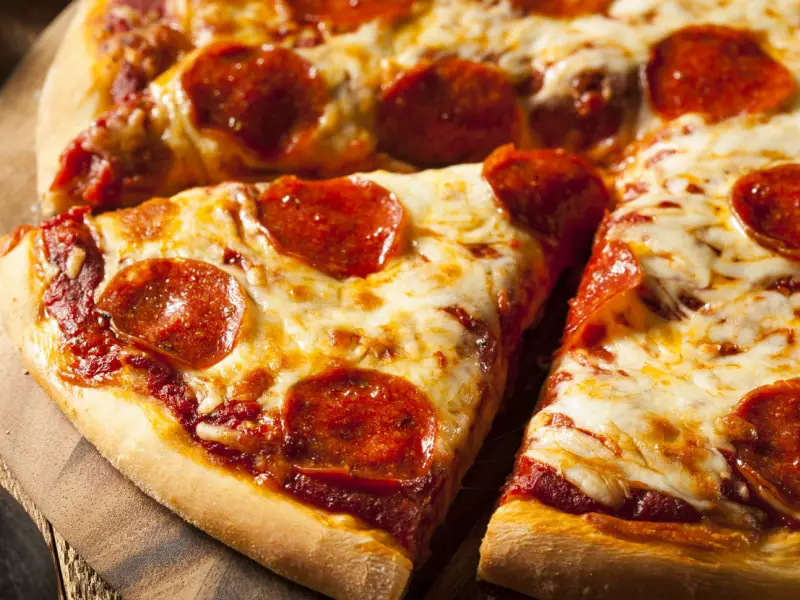 Pizza de pepperoni casera con queso